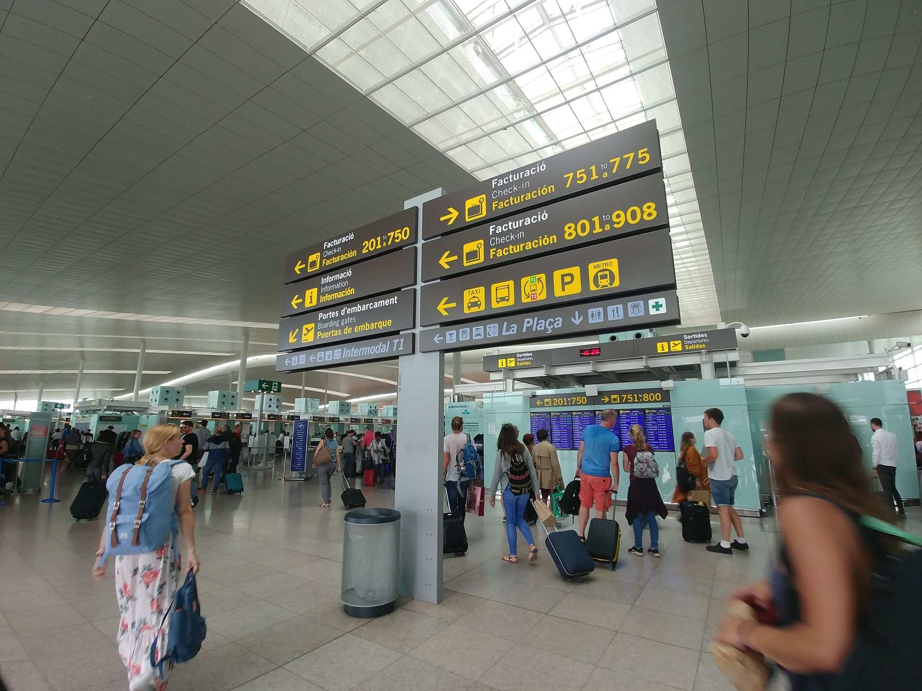Barcelona Arrival Guide: Airport to Your Flat in 24 Hours (2025)