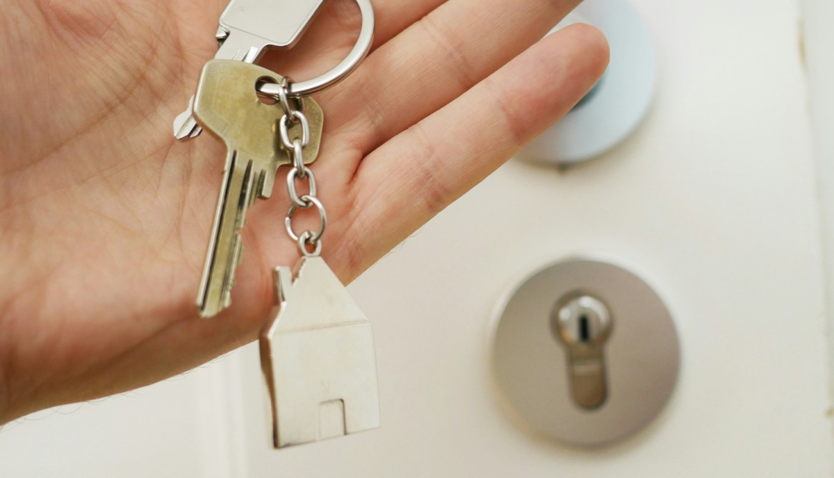 How to Decide: Renting in Barcelona with an Agency, Without, or Through Co-Living