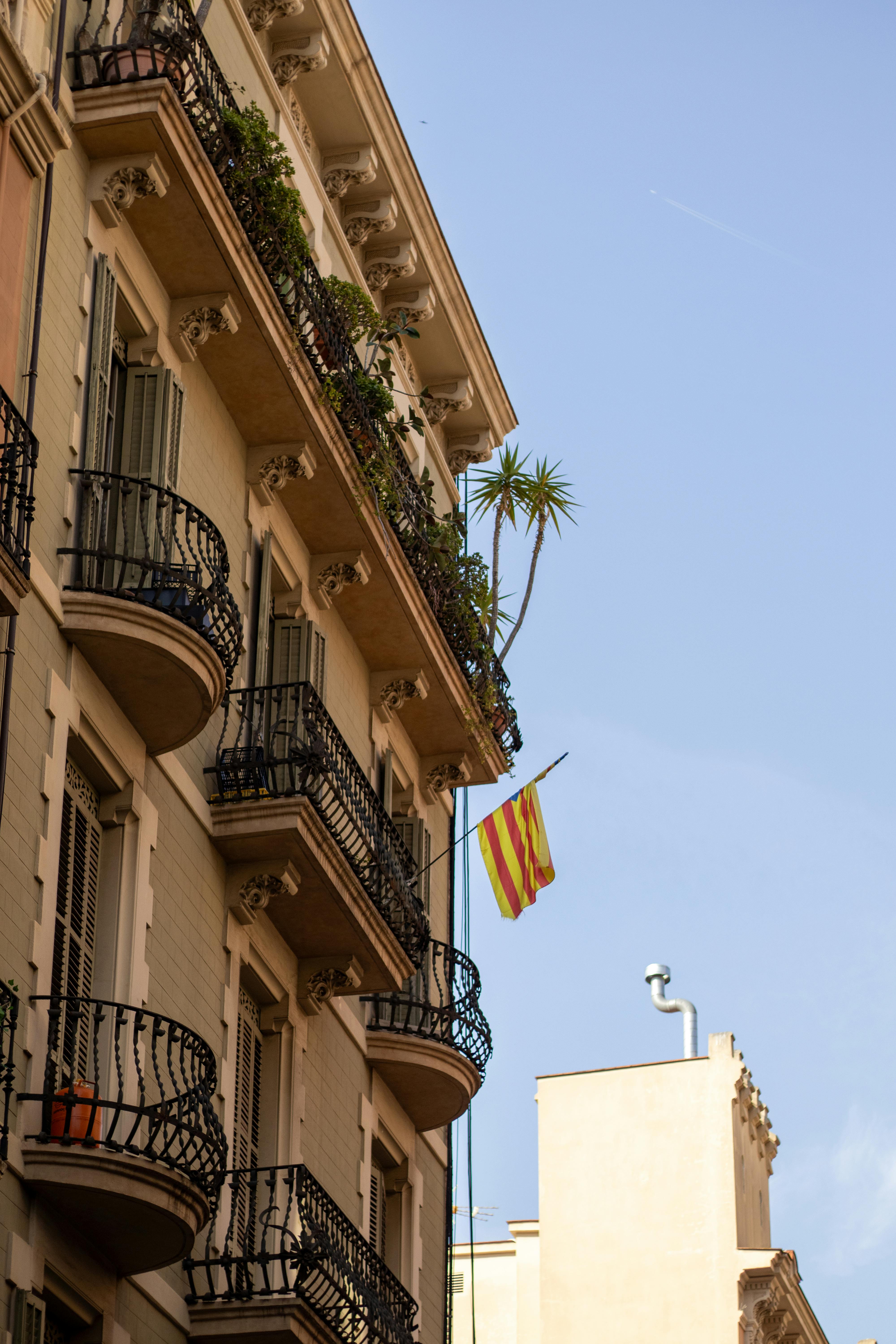 Student Housing in Barcelona: Dorms vs. Mid-Term Rentals